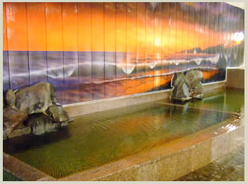 宝温泉黒石の日帰り温泉黒石の男湯の画像を紹介。浴槽の背景には海の波。男らしさを感じます。